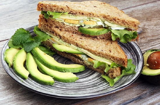 sandwich de aguacate